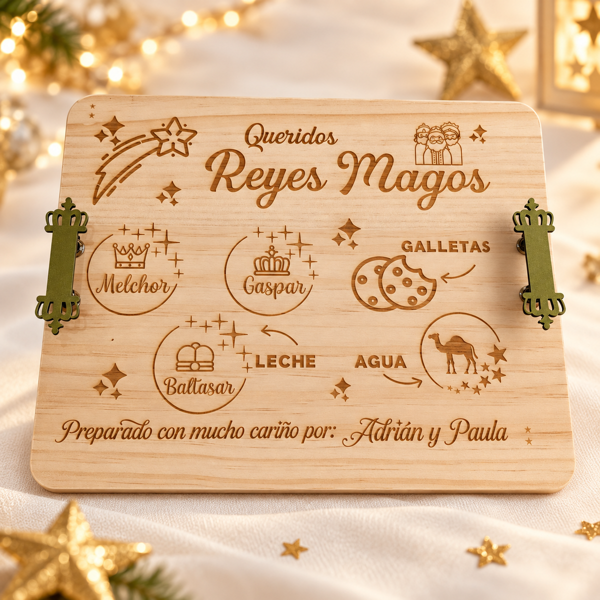 Tarjeta personalizada de los Reyes Magos junto a una bandeja de madera grabada.