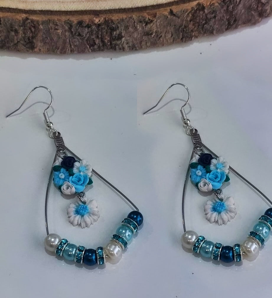 PENDIENTES ENTRE PERLAS Y FLORES