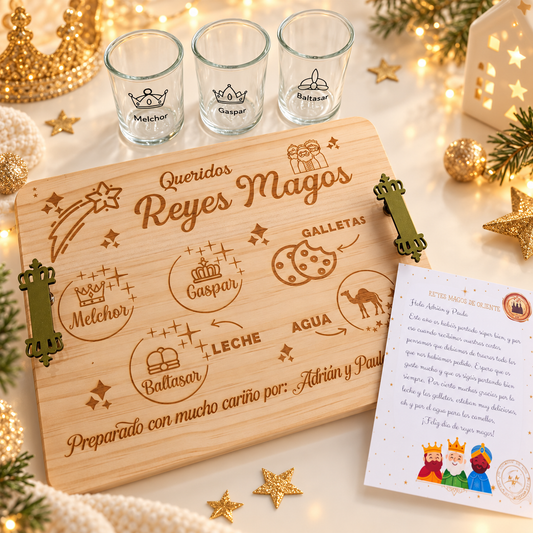 Bandeja de madera personalizada para los Reyes Magos con nombres grabados, tres vasos y tarjeta ilustrada.