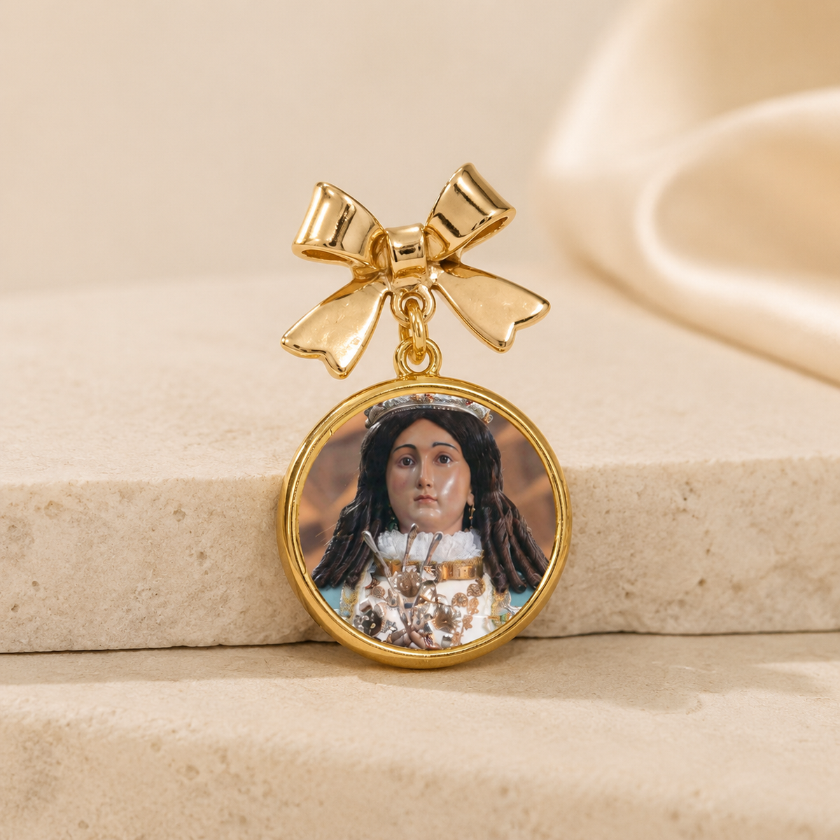 Broche Lazo Dorado o Plateado Imagen