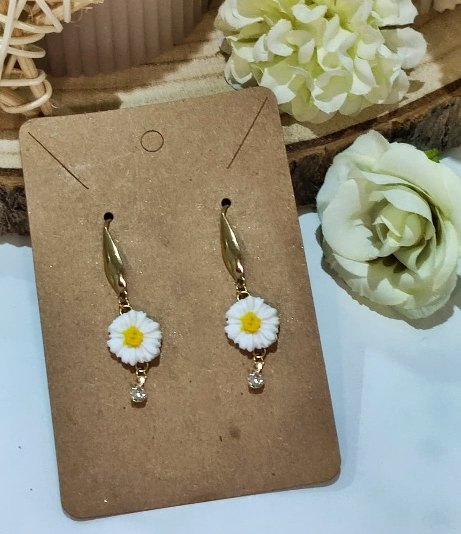 PENDIENTES MINI MARGARITAS DORADAS