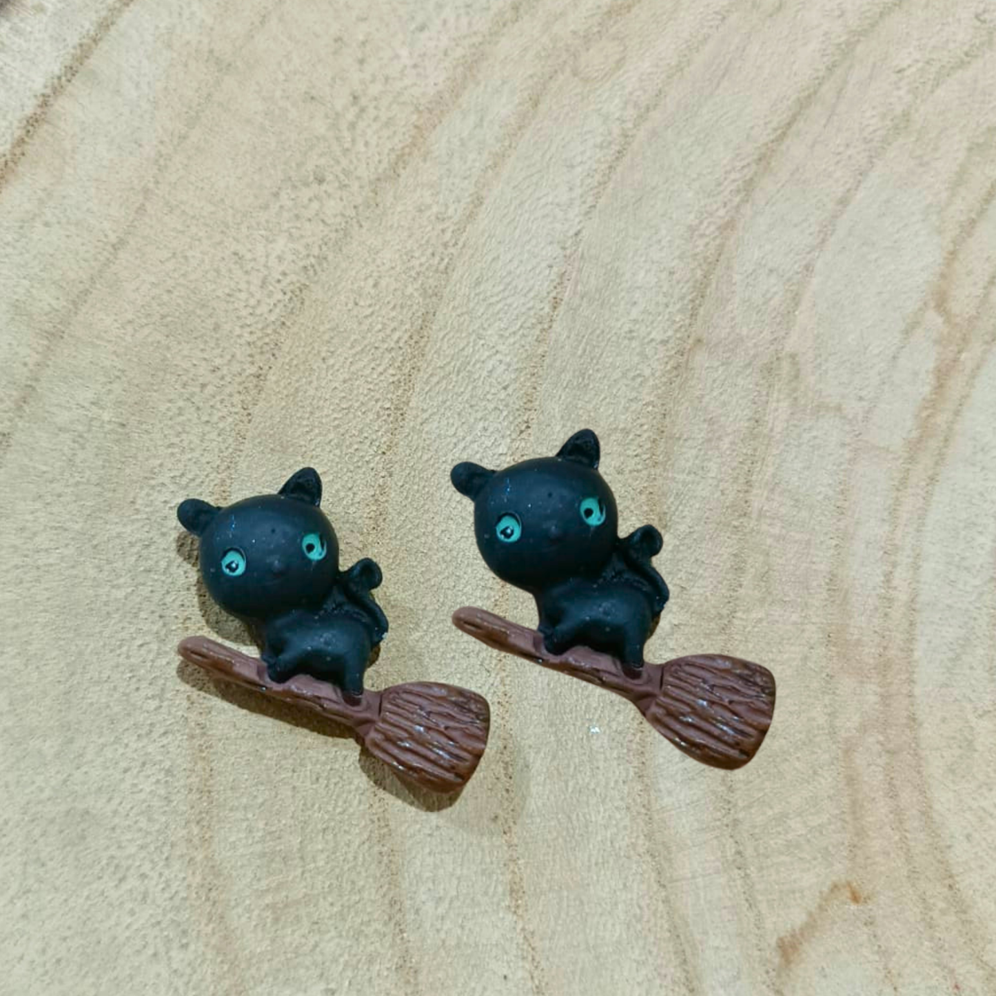 PENDIENTES GATO EN ESCOBA