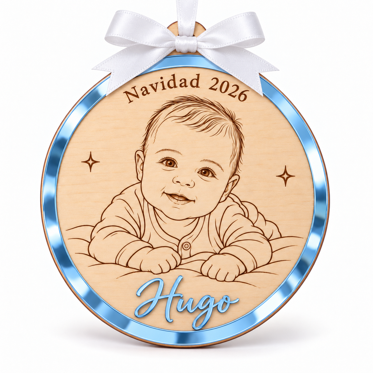 Bola de Navidad de madera con retrato lineal de bebé, nombre Hugo y aro en metacrilato azul claro espejo y lazo blanco.
