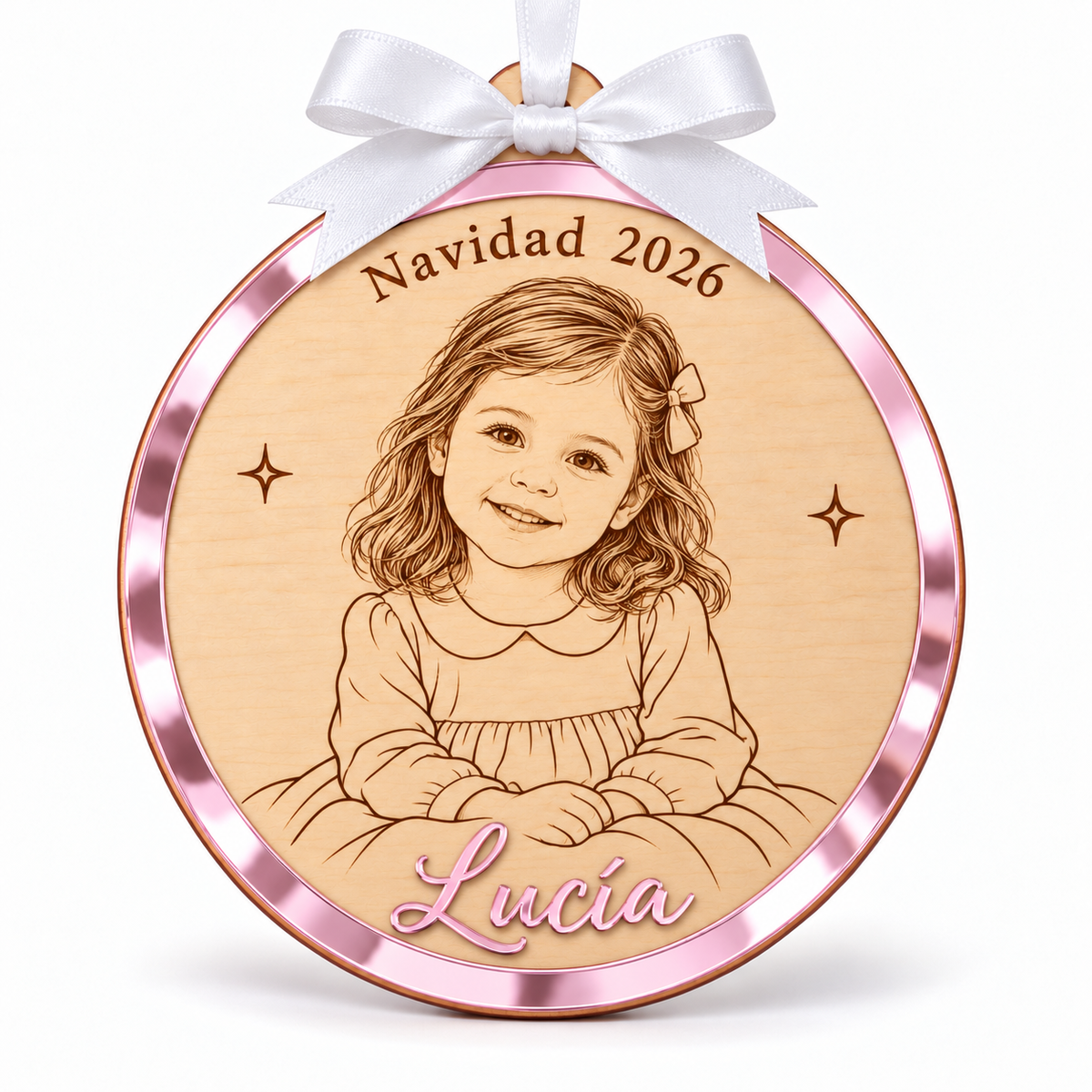 Bola de Navidad de madera con retrato lineal de niña, nombre Lucía y aro en metacrilato rosa claro espejo y lazo blanco.