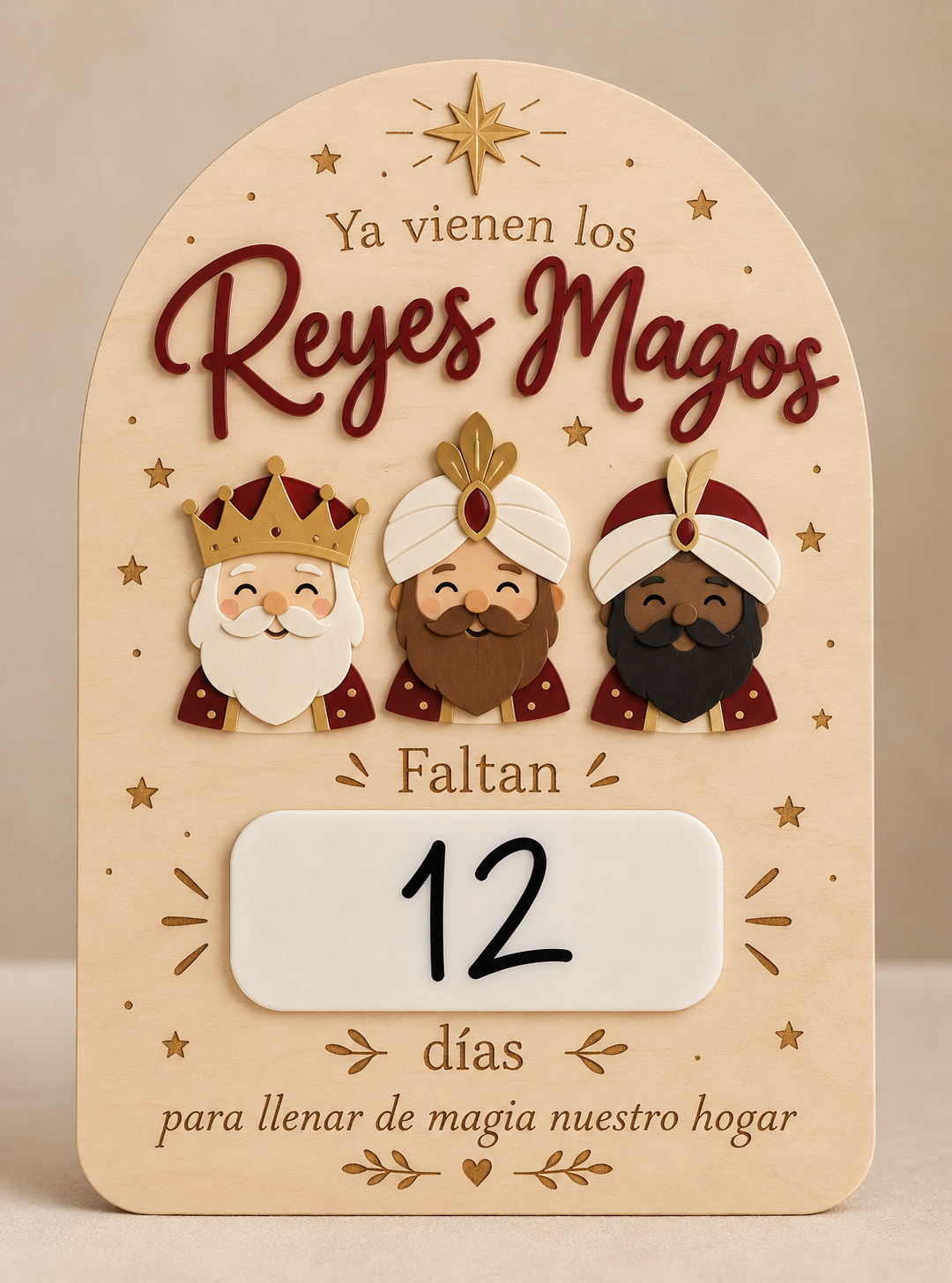 Placa cuenta atrás de Reyes Magos con tres figuras, letras burdeos, estrellas doradas y zona blanca con el número 12.
