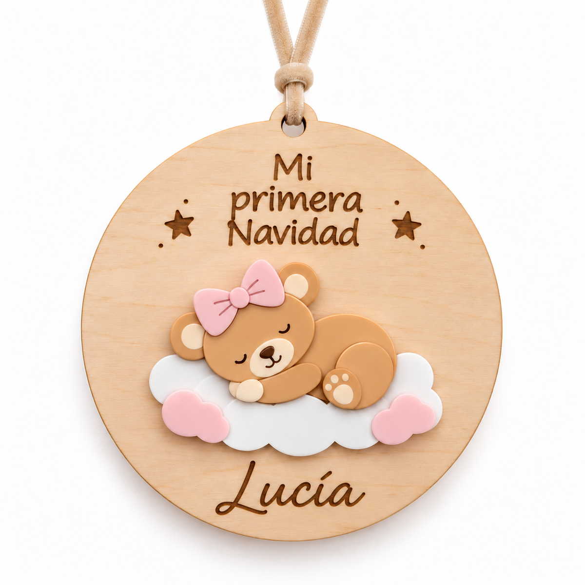 Bola redonda de madera con osita en metacrilato sobre una nube, lazo rosa y el nombre Lucía.