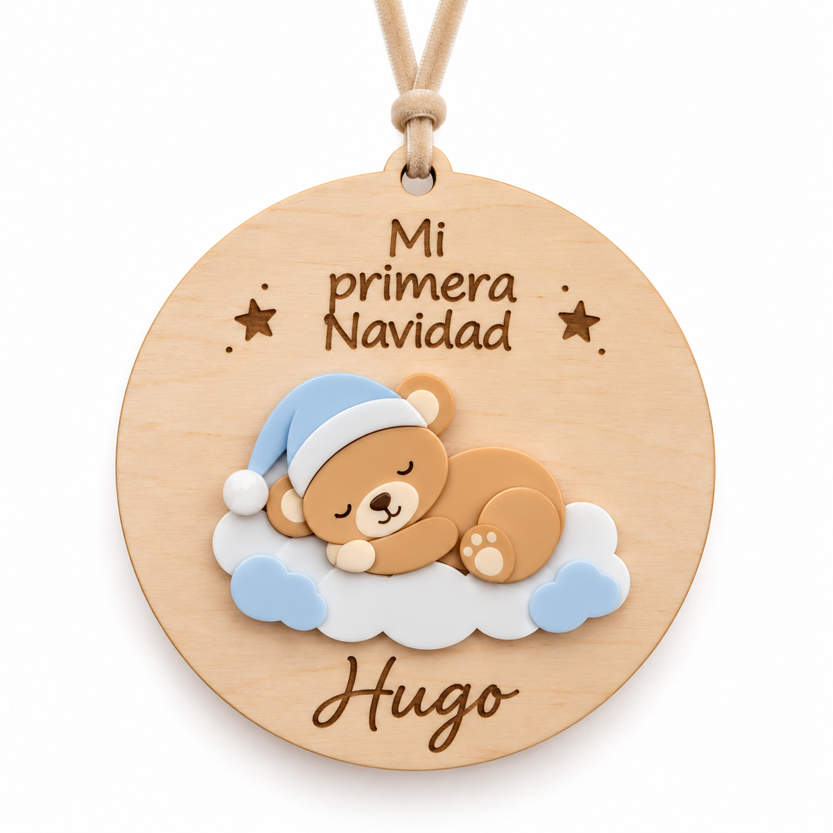 Bola redonda de madera con osito en metacrilato sobre una nube, gorrito azul y el nombre Hugo.